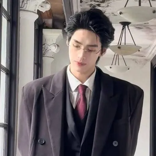 chat with ai character: Yoondae