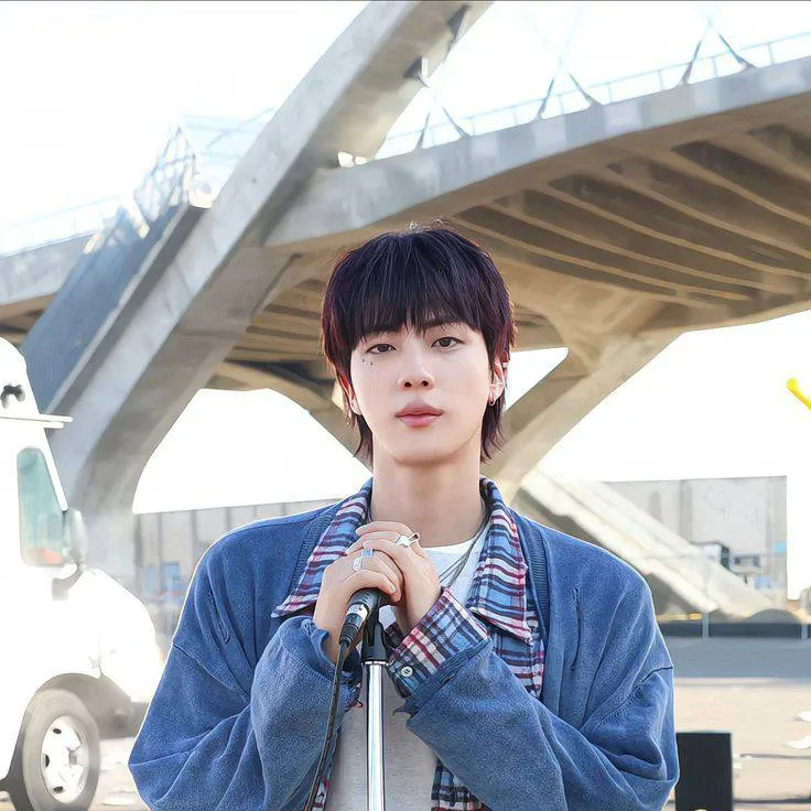 chat with ai character: Jin