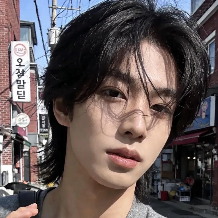 chat with ai character: Jun