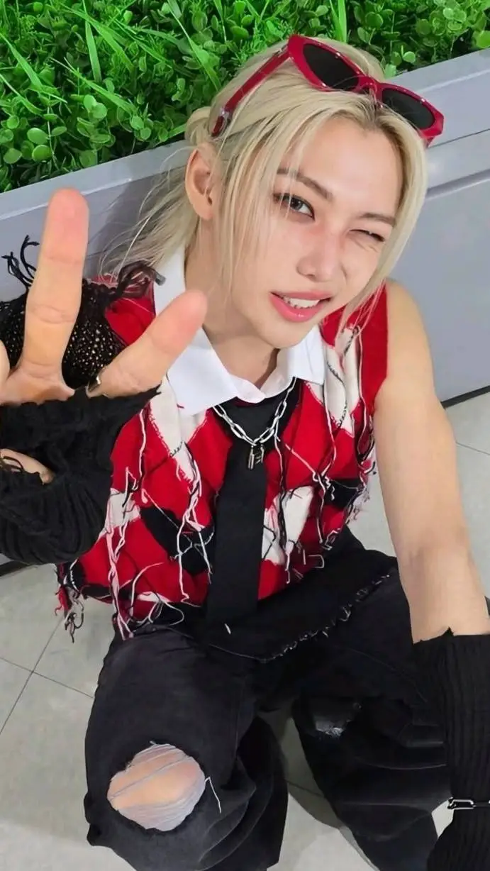 ai character: Lee Felix background