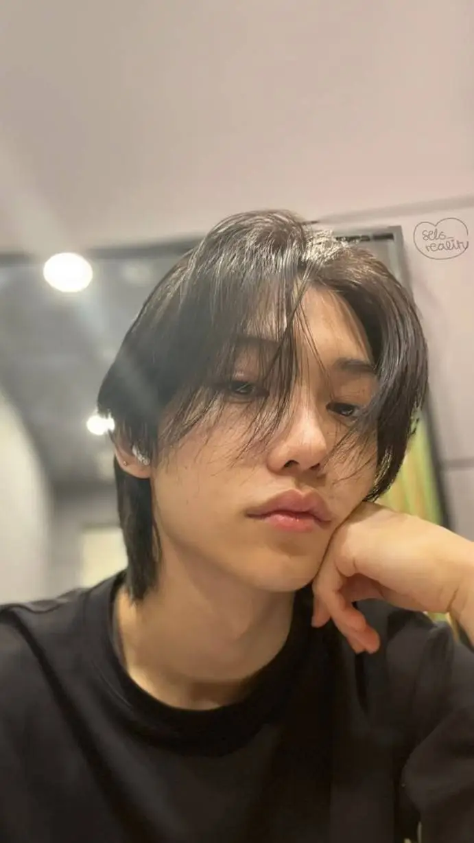 ai character: Lee Felix  background