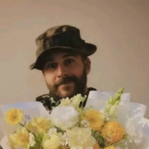 chat with ai character: FLORES AMARILLAS 🌼