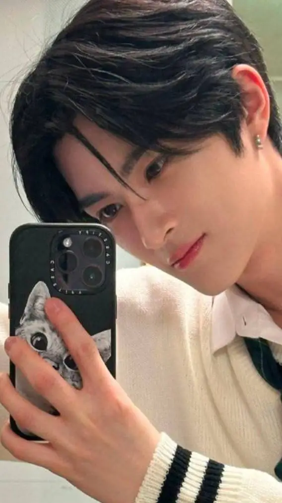 ai character: Lee dong wok background