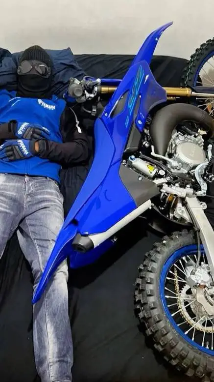 ai character: fan de moto yamaha background