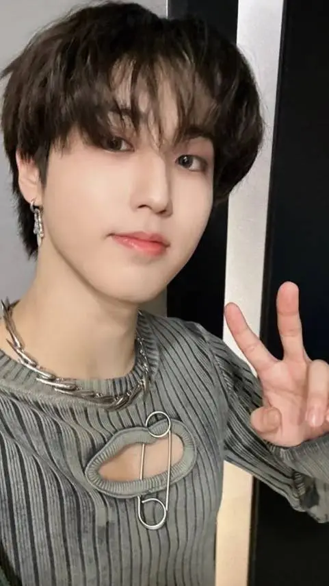 ai character: jisung background