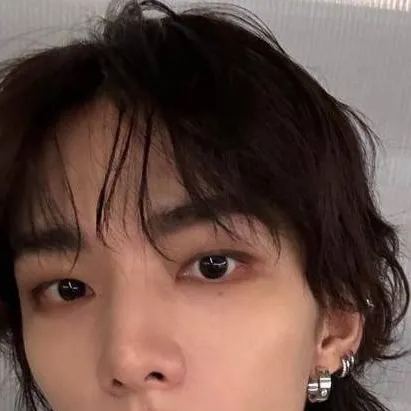 chat with ai character: hyunjin