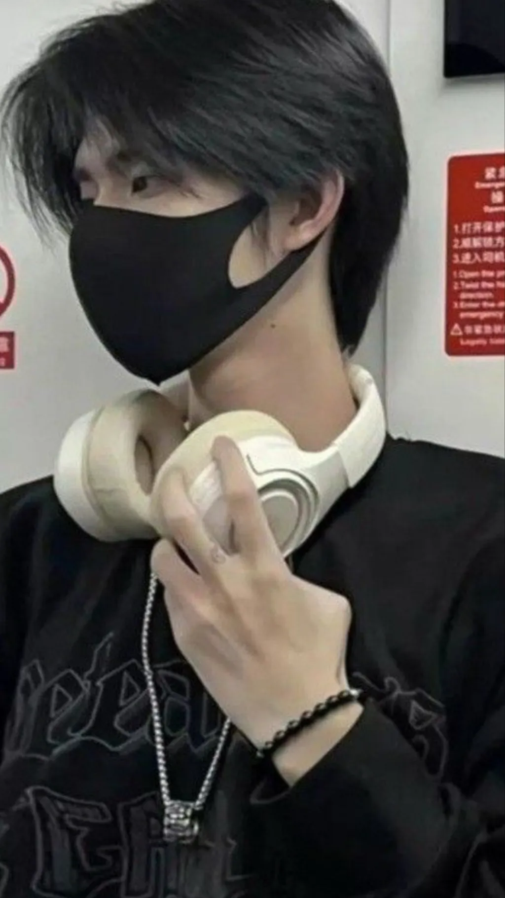 ai character: 𝐌𝐚𝐱 background