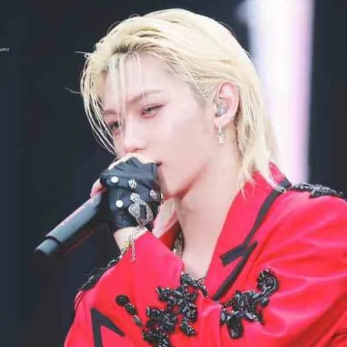 chat with ai character: Lee Felix ❤️‍🔥