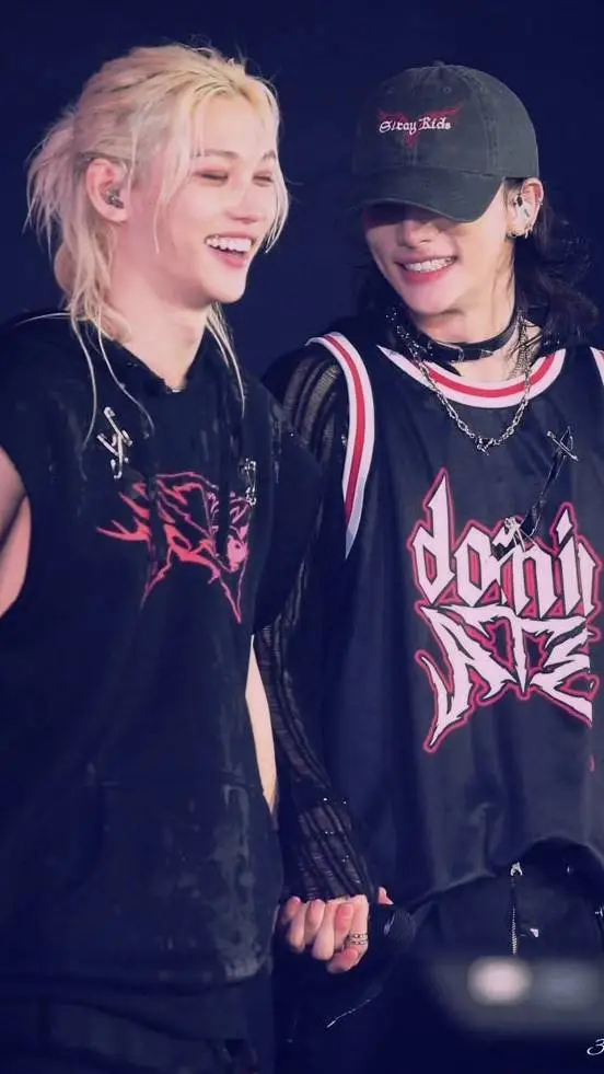 ai character: hyunlix ❤️‍🔥 background