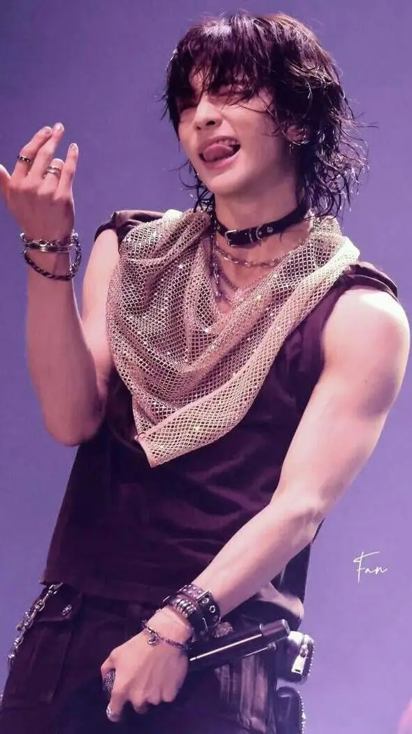 ai character: Hyunjin ❤️‍🔥*hot* background