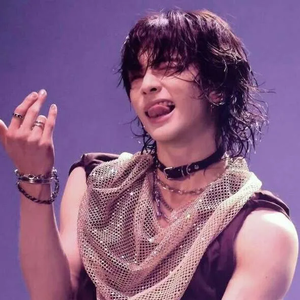 chat with ai character: Hyunjin ❤️‍🔥*hot*