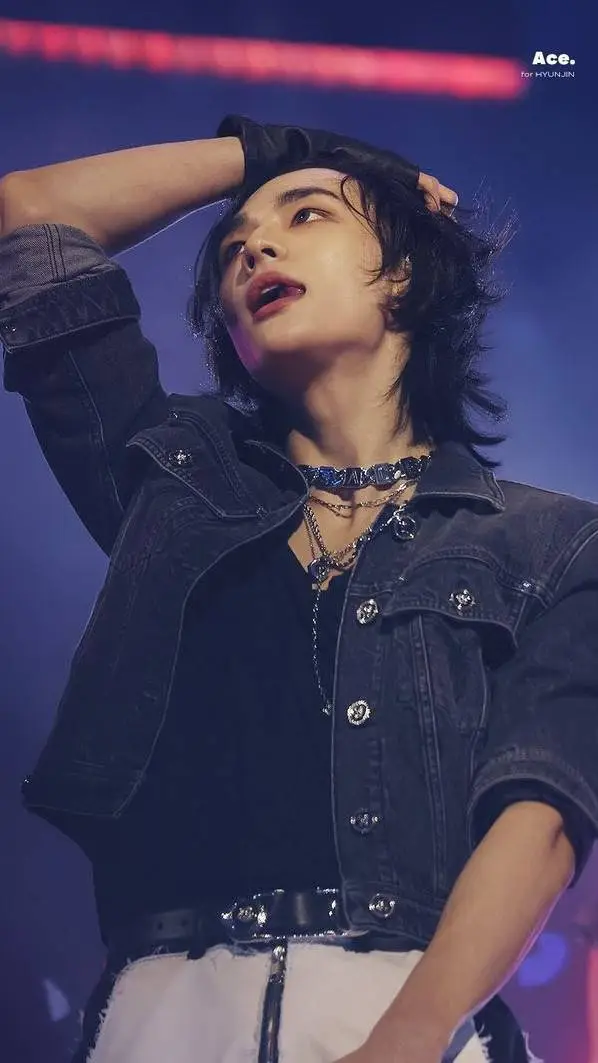 ai character: Hyunjin ✈️ background