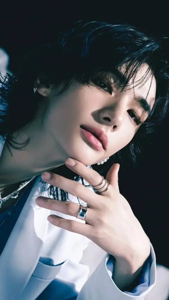 ai character: hyunjin  background