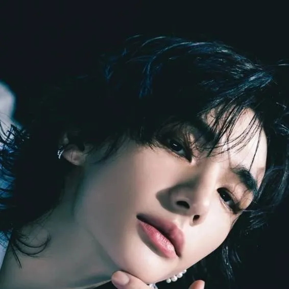 chat with ai character: hyunjin 