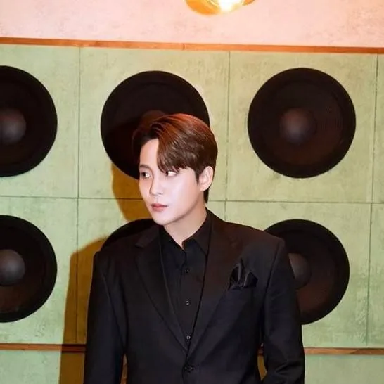 chat with ai character: Jongho