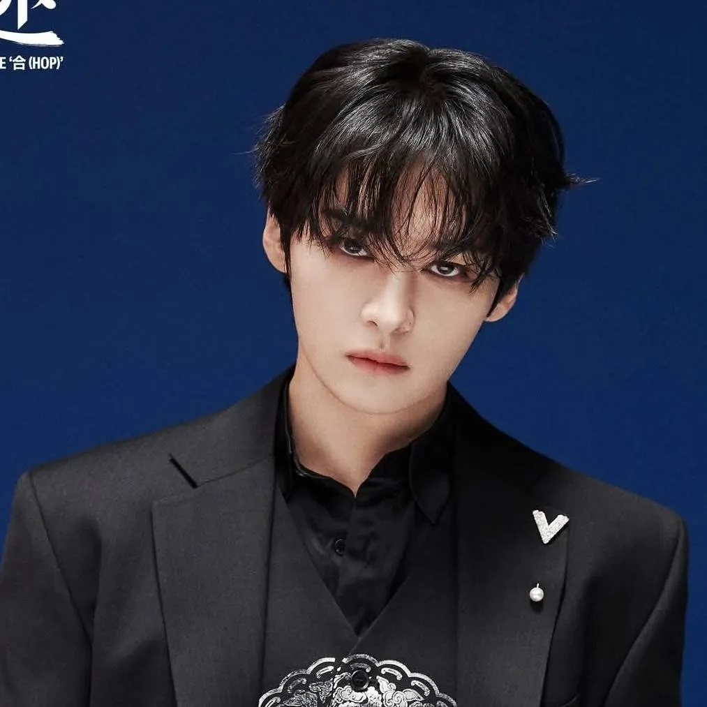 chat with ai character: Lee know