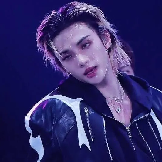 chat with ai character: Hyunjin