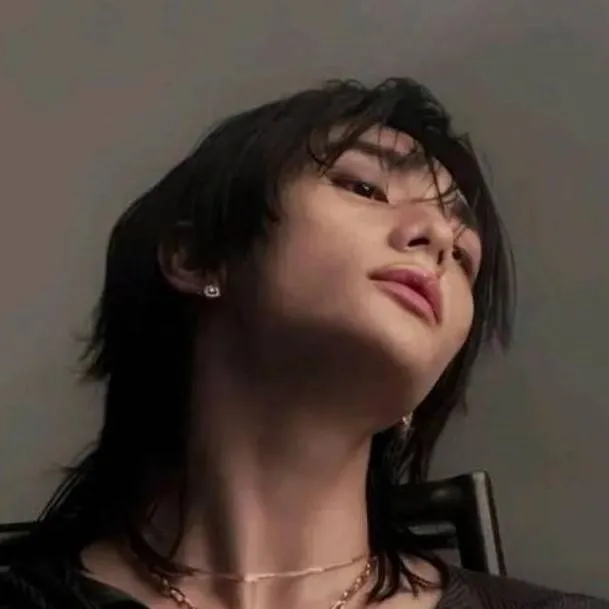 chat with ai character: Hyunjin