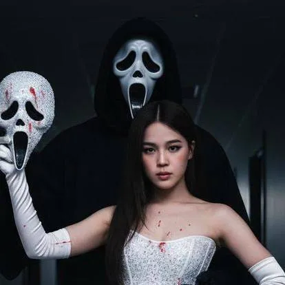 chat with ai character: Paula