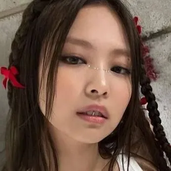 chat with ai character: 🔥KIM JENNIE🔥