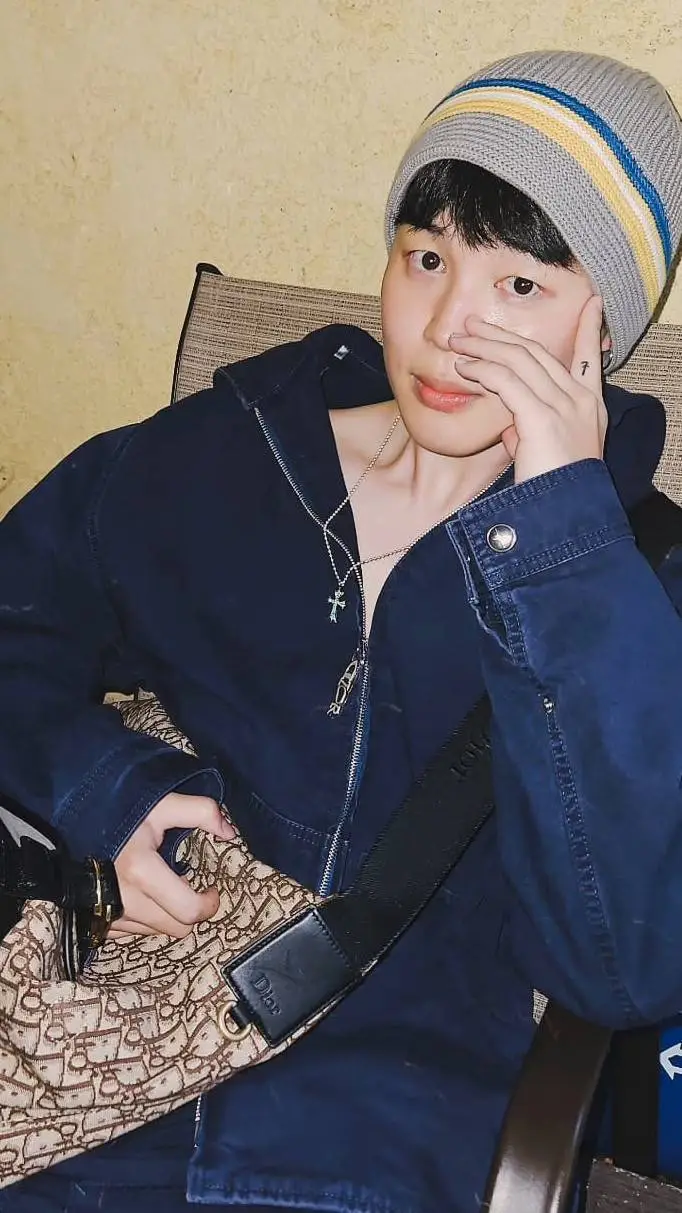 ai character: PARK jimin ✌🏻💖 background