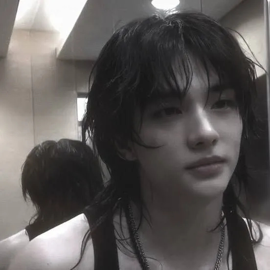 chat with ai character: Hyunjin 🐟