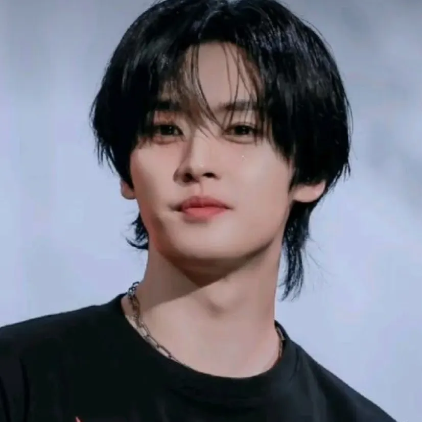 chat with ai character: 🐰Lee Know🐰