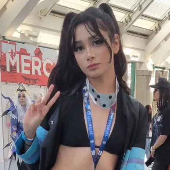 chat with ai character: Mckayla