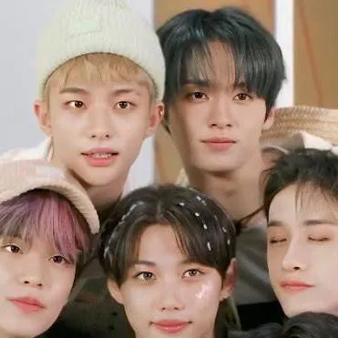 chat with ai character: straykids hangout