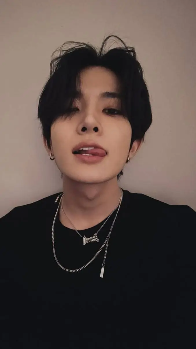 ai character: heeseung background