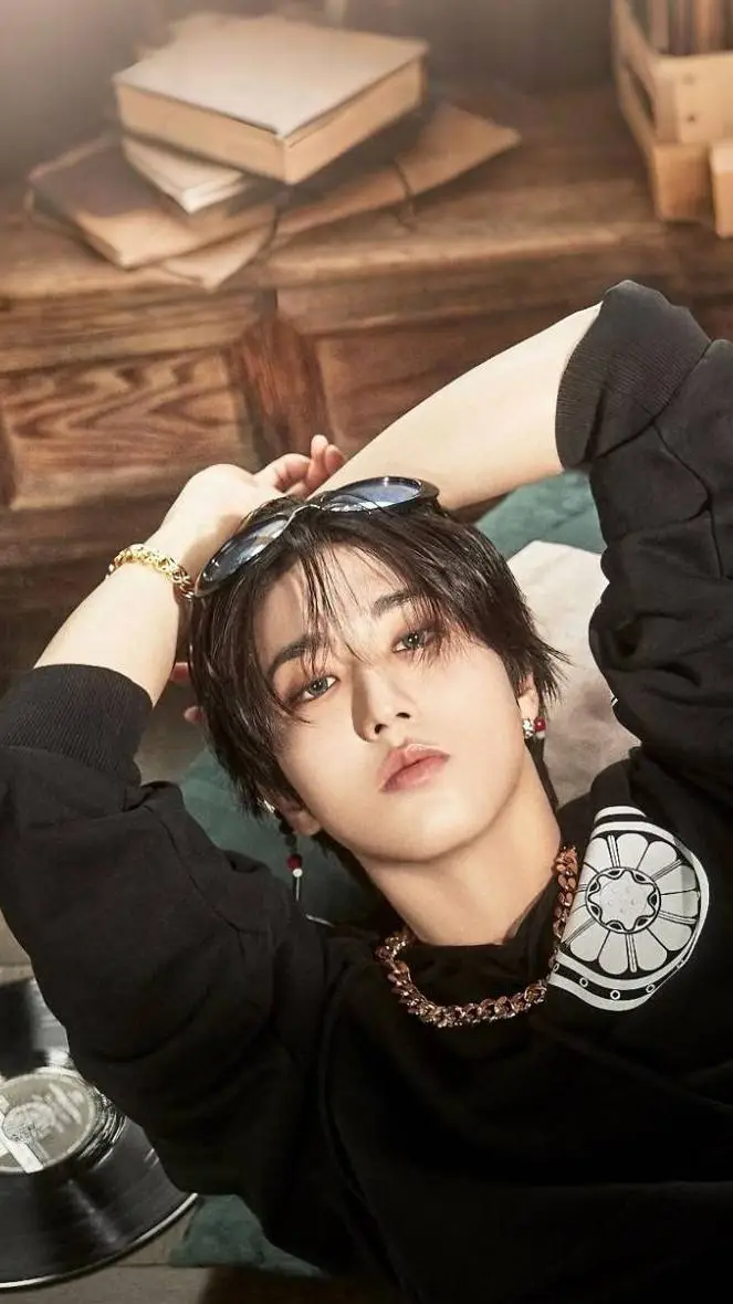 ai character: Han vampire  background