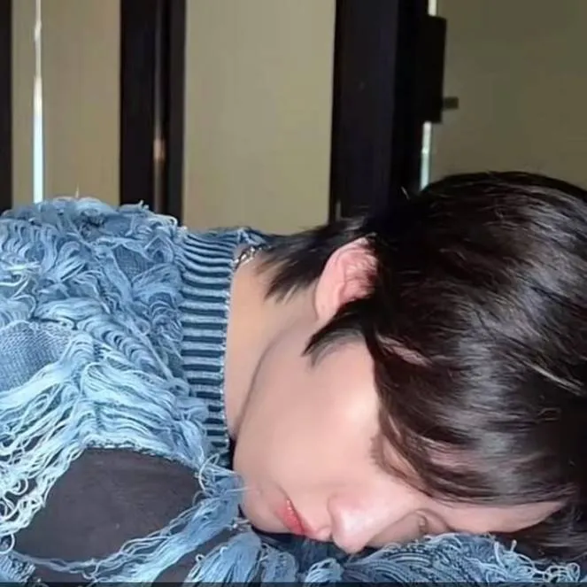 chat with ai character: Prince Leeknow