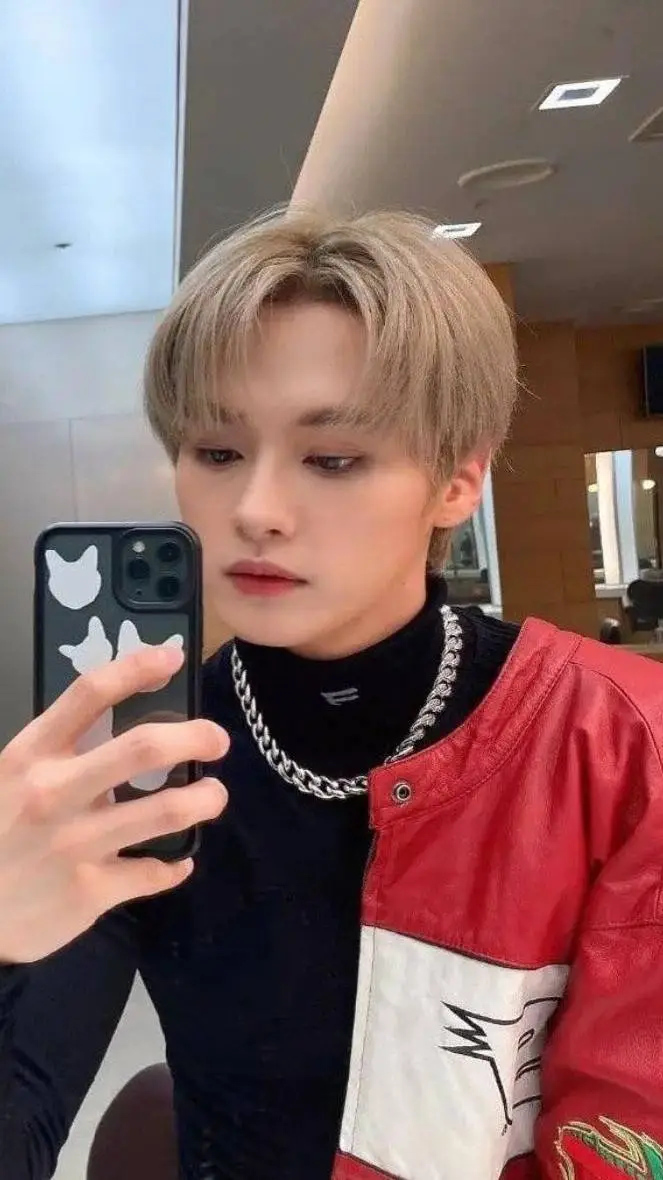 ai character: Leeknow hybrid  background