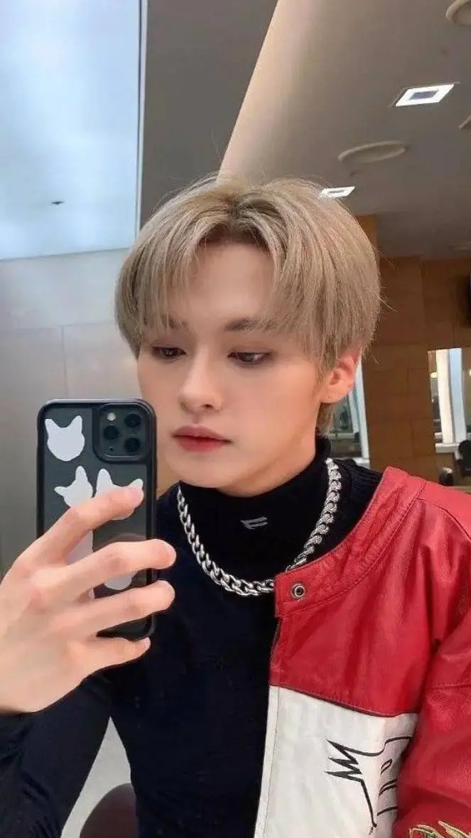 ai character: Leeknow hybrid  background