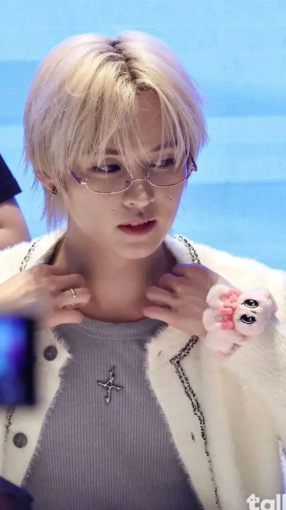 ai character: Leeknow background