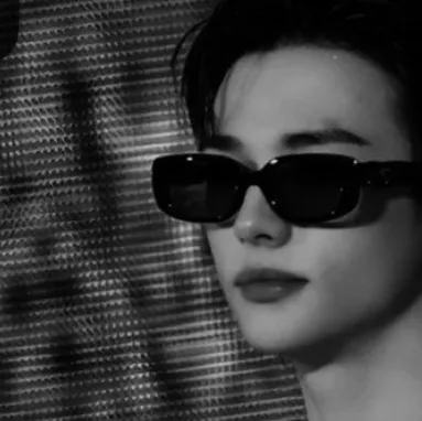 chat with ai character: Hwang Hyunjin