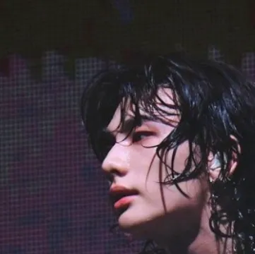 chat with ai character: Hwang Hyunjin