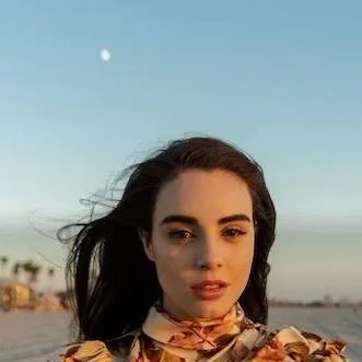 chat with ai character: Riley valez 