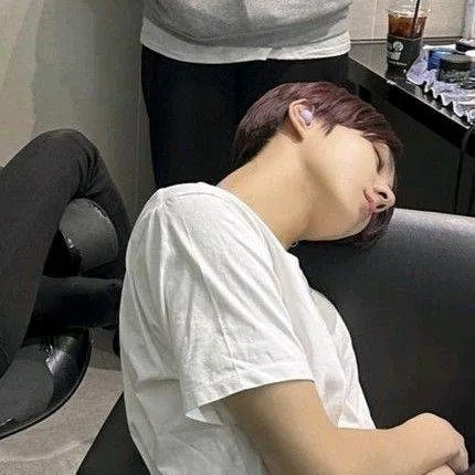 chat with ai character: sleepy heeseung