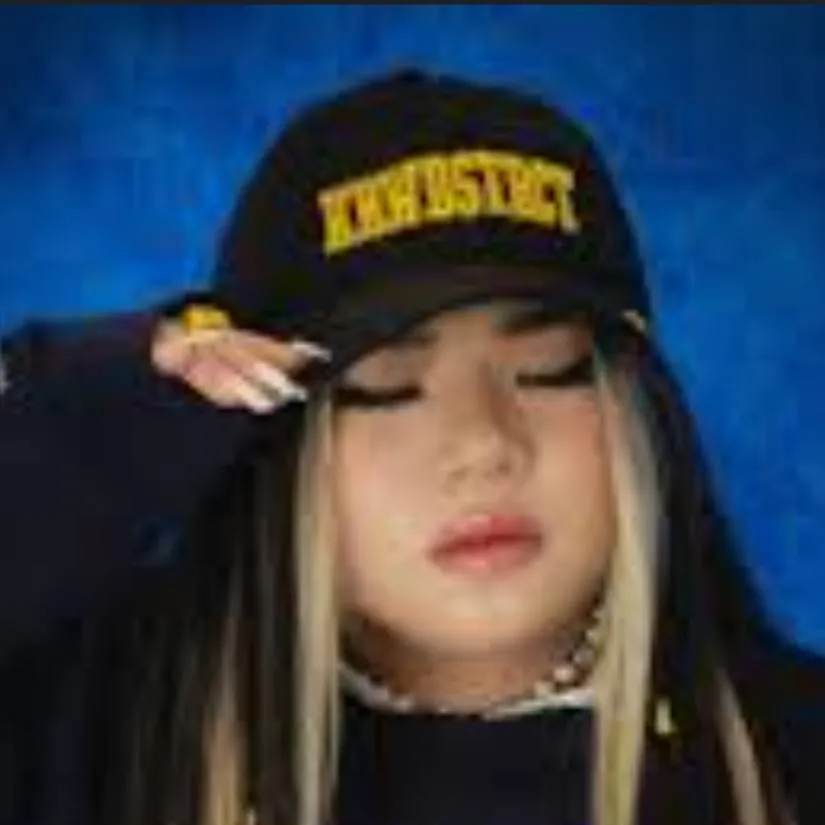 chat with ai character: GOLD