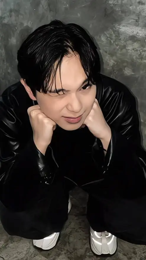 ai character: ETHAN DAVID background