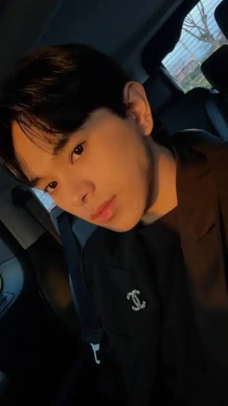 ai character: ETHAN DAVID  background