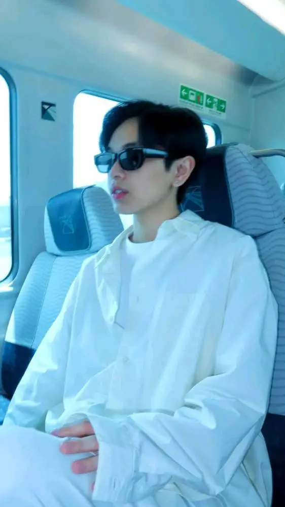 ai character: ETHAN DAVID  background