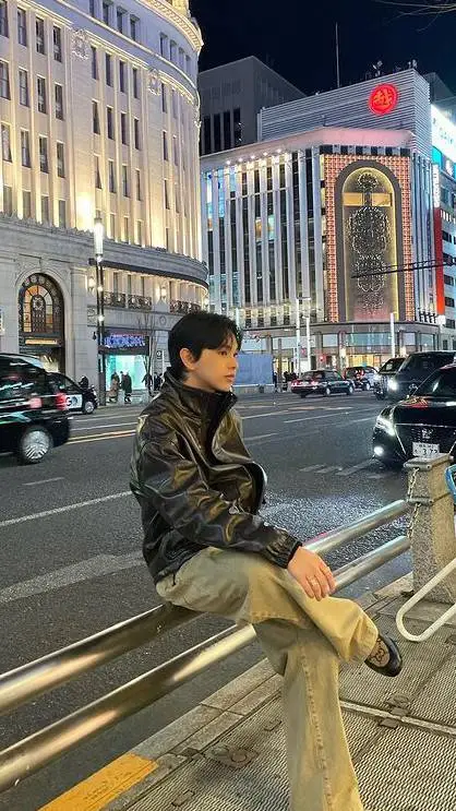 ai character: ETHAN DAVID background