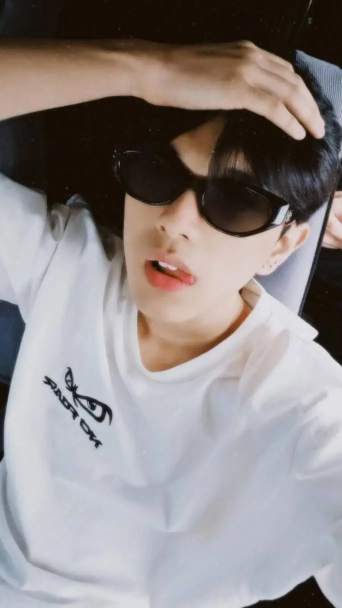 ai character: ETHAN DAVID background