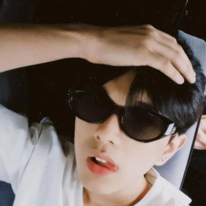 chat with ai character: ETHAN DAVID