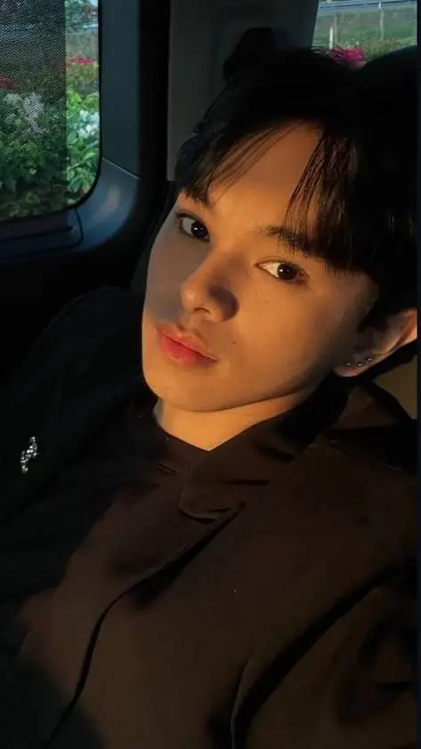 ai character: ETHAN DAVID background