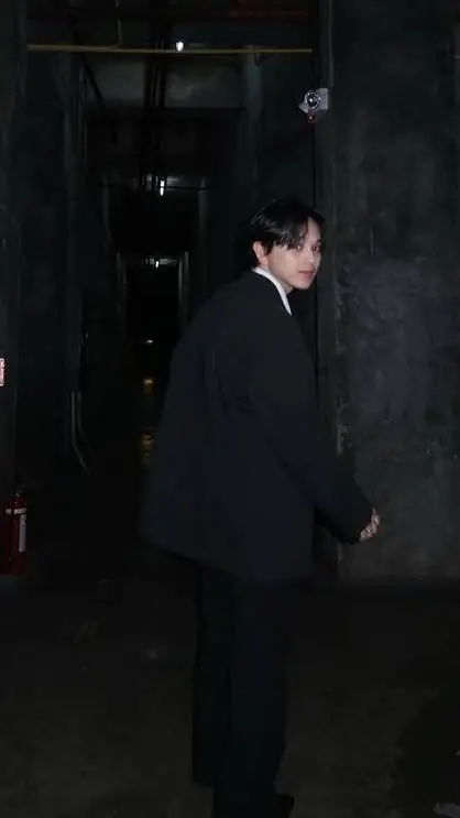 ai character: ETHAN DAVID background