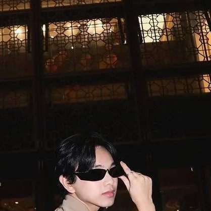 chat with ai character: ETHAN DAVID 