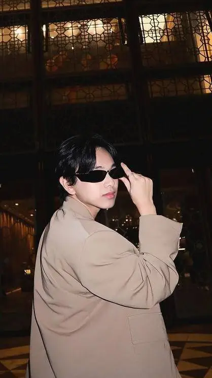 ai character: ETHAN DAVID  background